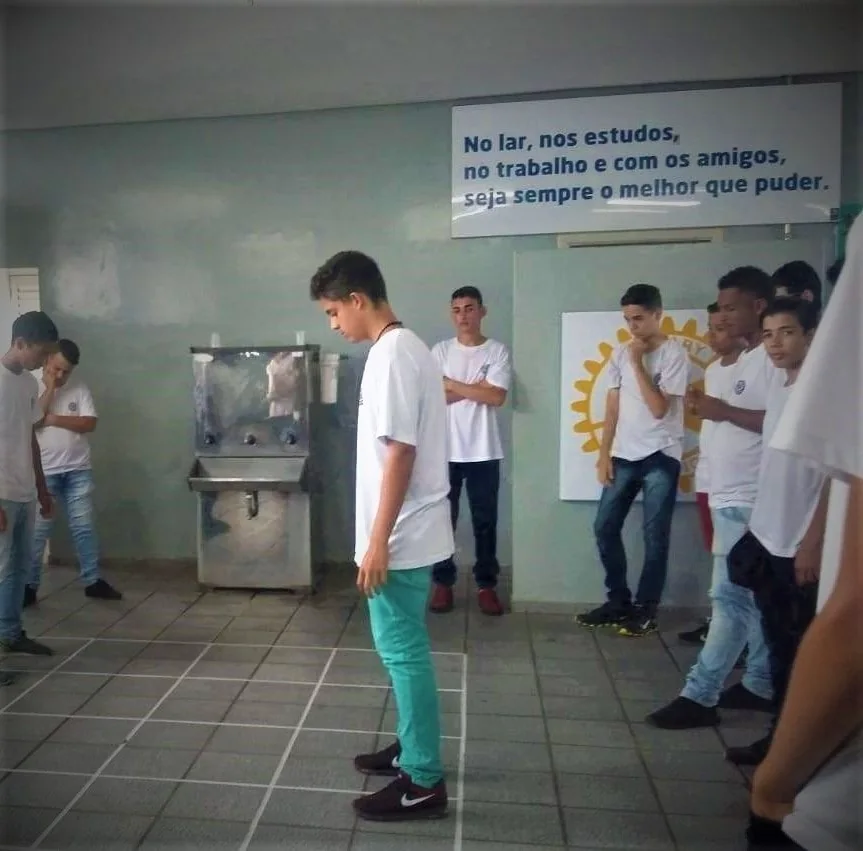 Jovens participando de atividade em grupo