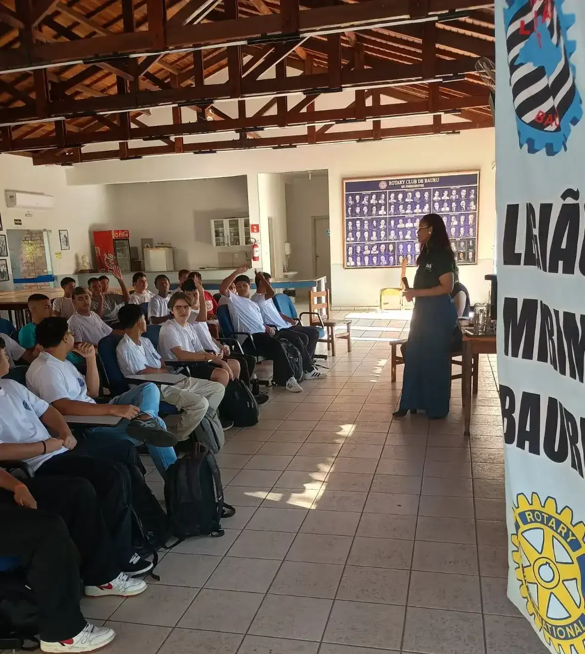 Jovens reunidos durante atividade na Legião Mirim