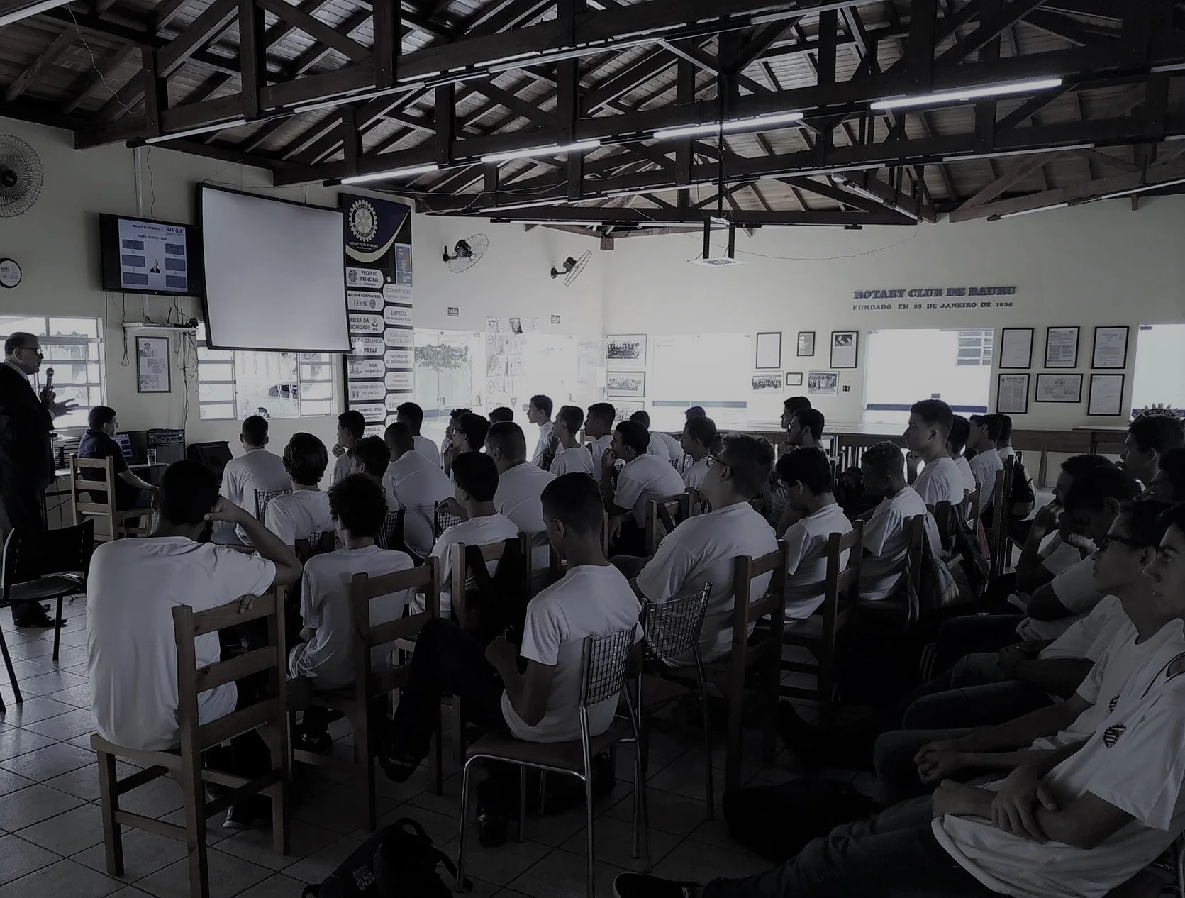 Aprendizes participando de aula