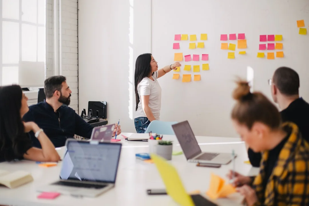 Equipe colaborando em ambiente de trabalho